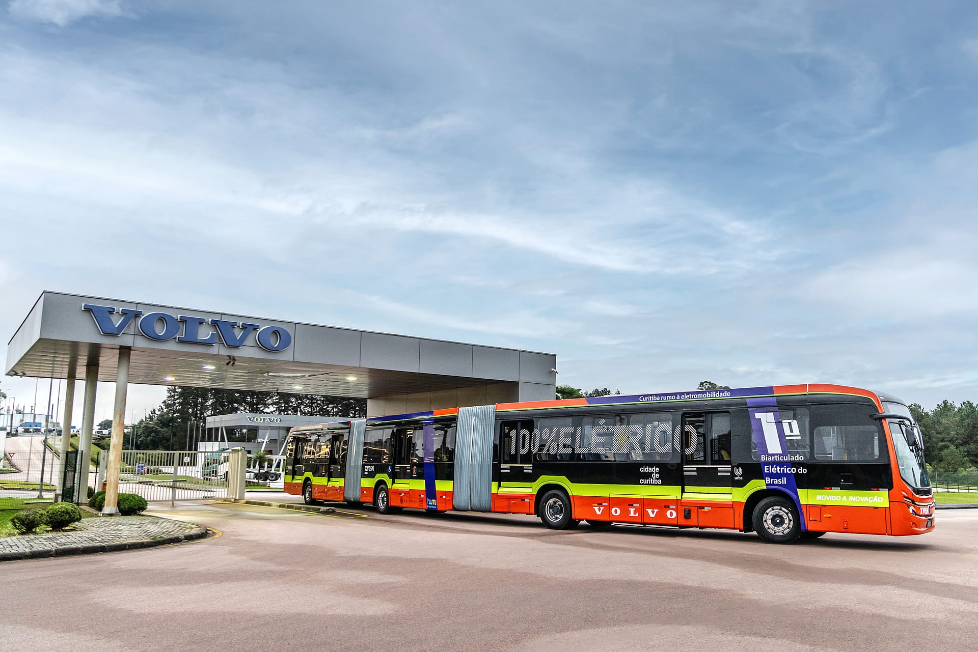 Imagem ilustrativa da notícia: Volvo inicia produção de ônibus elétricos biarticulado e articulado em Curitiba
