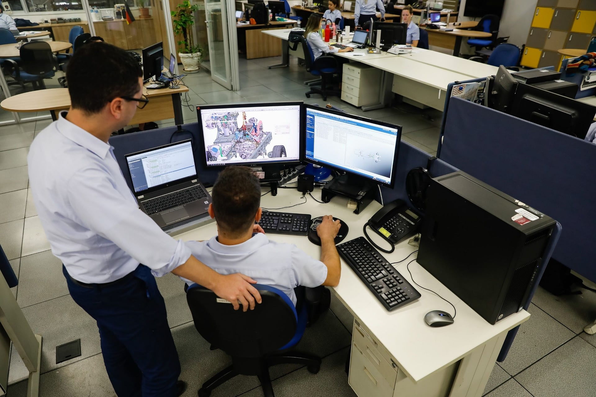Imagem ilustrativa da notícia: VW Caminhões e Ônibus capacita trabalhadores para desenvolverem suas próprias automações