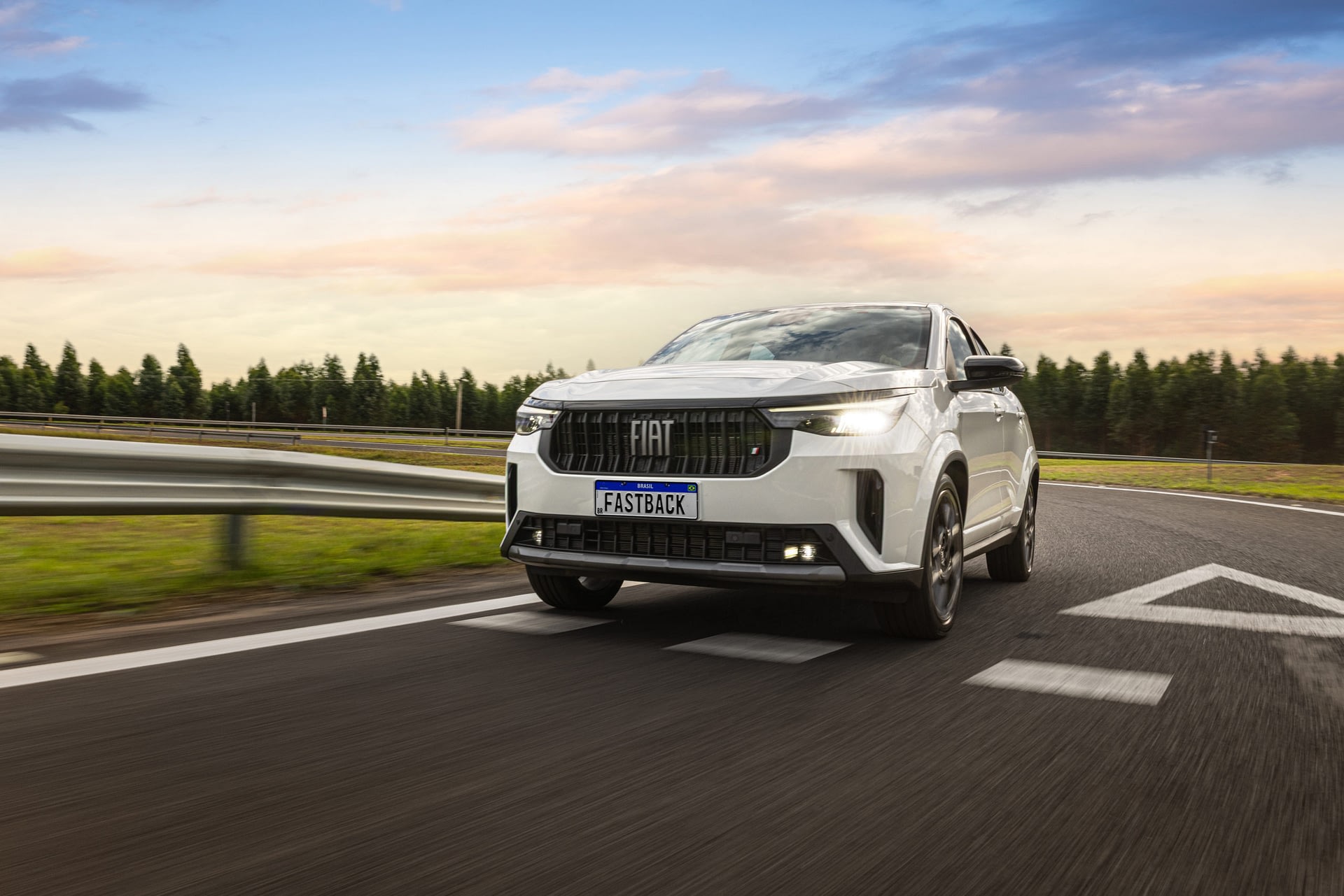 Fiat Fastback passa por renovação visual e ganha nova grade dianteira