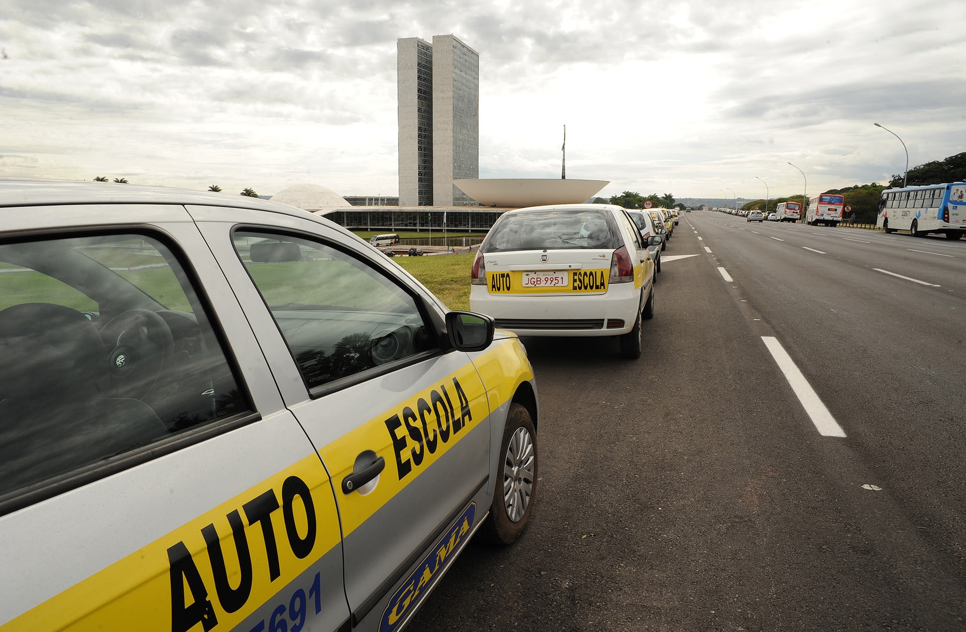 Governo estuda dispensar aulas obrigatórias em autoescolas para obter CNH
