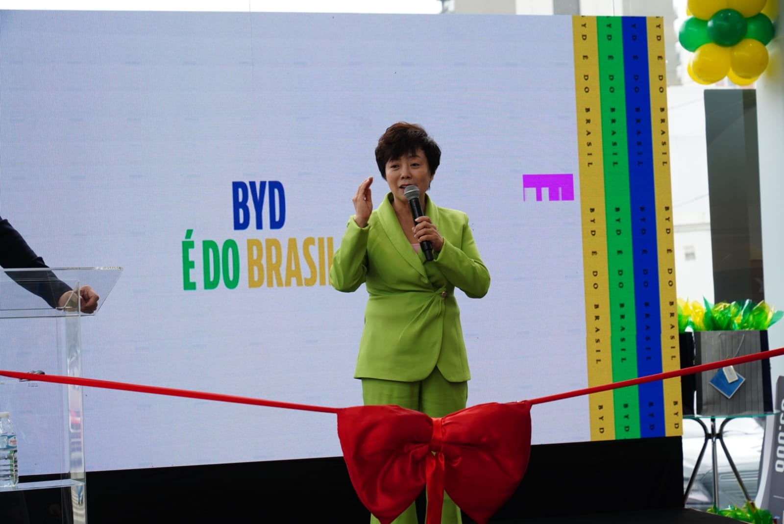 Imagem ilustrativa da notícia: BYD nega excesso de produção na China e reforça importância de fábrica no Brasil