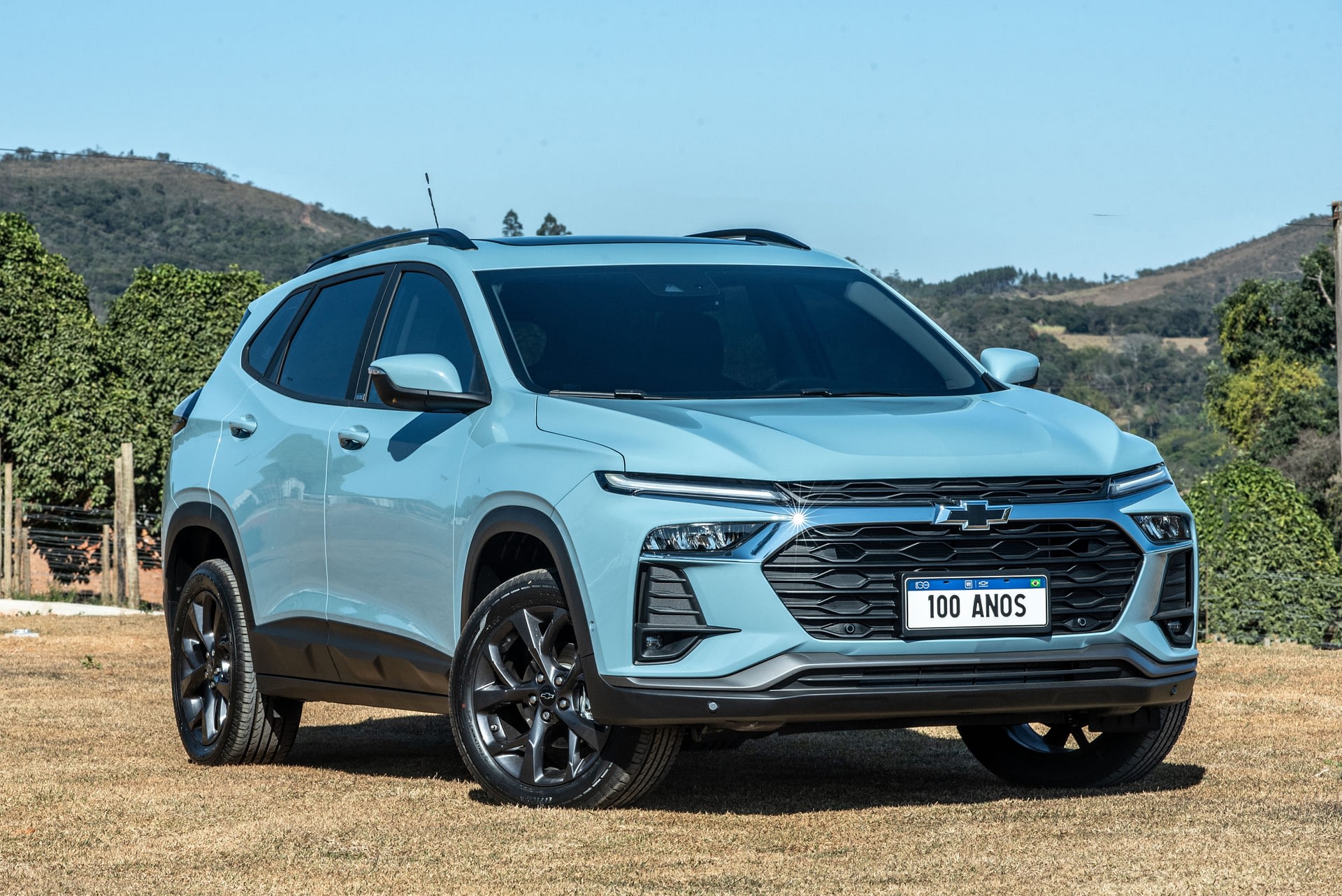 Imagem ilustrativa da notícia: GM apresenta edição limitada 100 anos do Tracker e do Onix