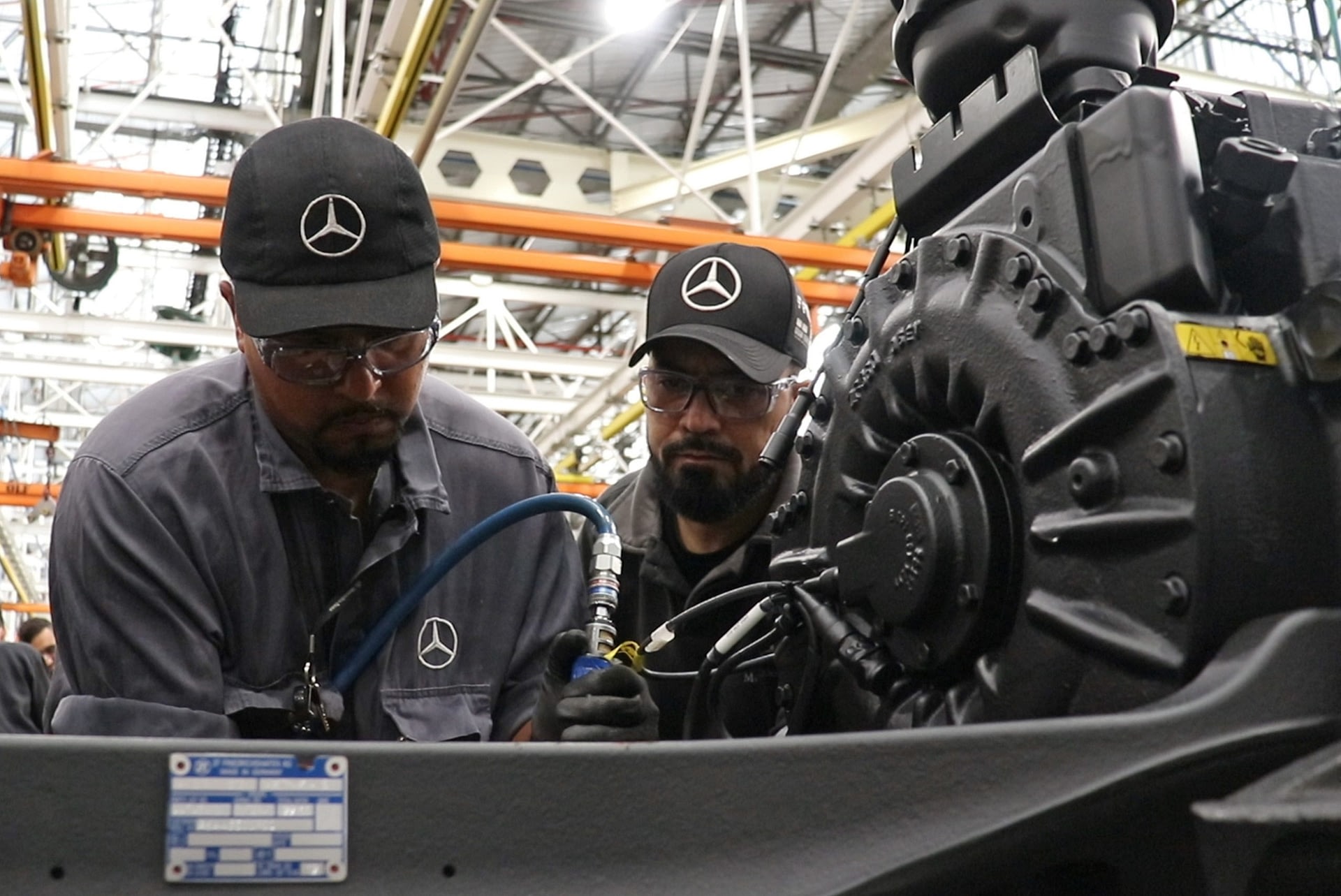 Imagem ilustrativa da notícia: Mercedes-Benz coloca 500 trabalhadores de São Bernardo em layoff