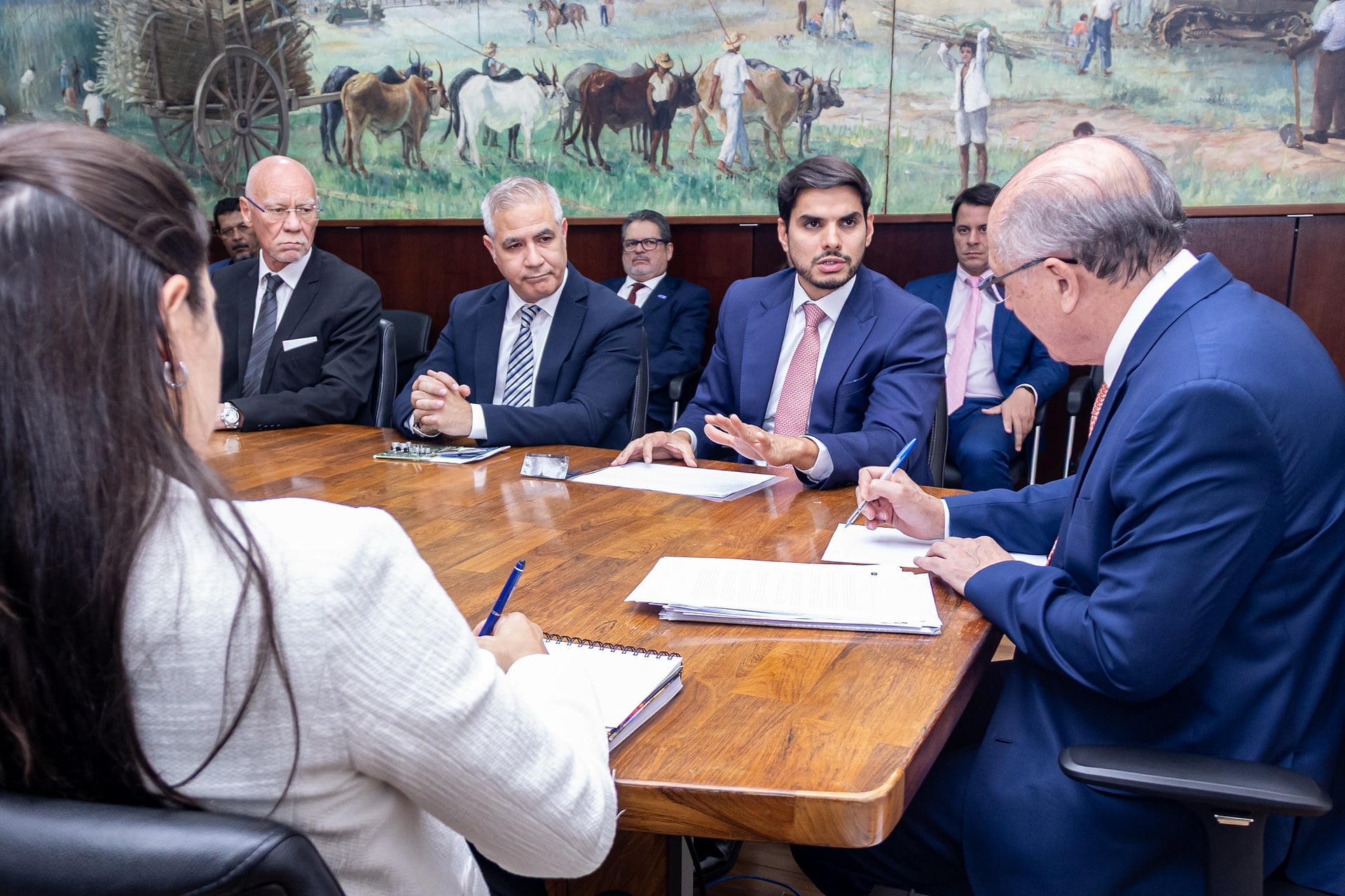 Imagem ilustrativa da notícia: Governo negocia com China liberação de chips para setor automotivo