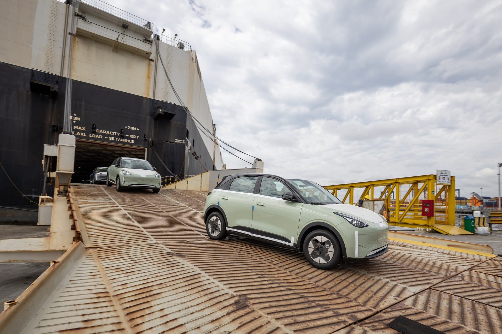 Imagem ilustrativa da notícia: Geely EX2 parte de R$ 120 mil para atacar o BYD Dolphin Mini