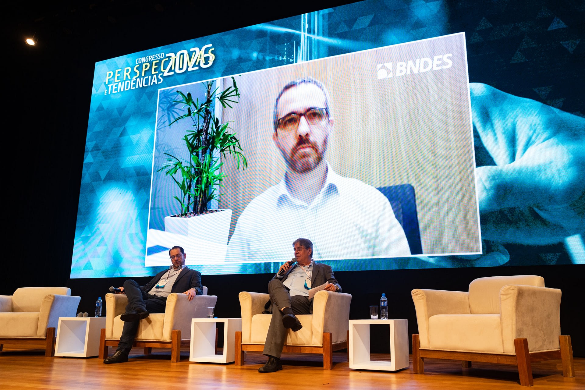 Imagem ilustrativa da notícia: BNDES retoma protagonismo com R$ 10 bilhões em financiamentos