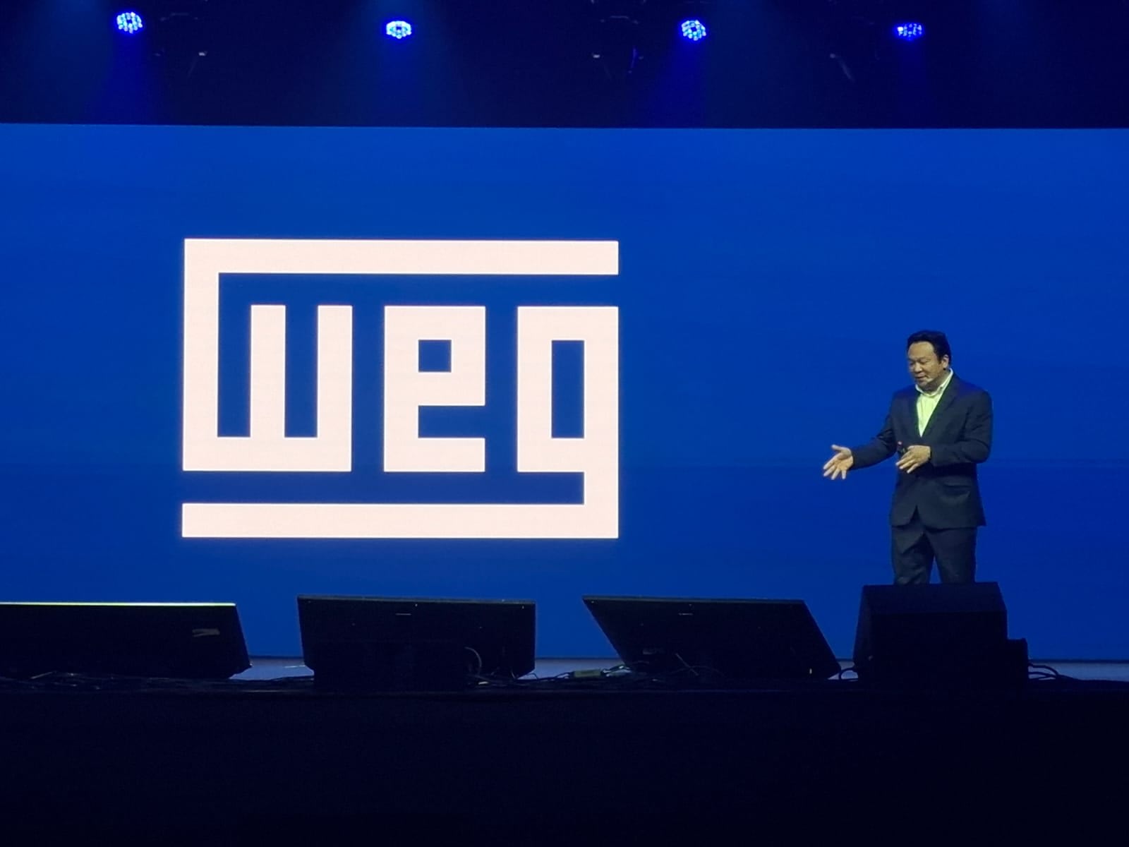 Imagem ilustrativa da notícia: WEG apresenta carregador inédito para quatro veículos simultâneos