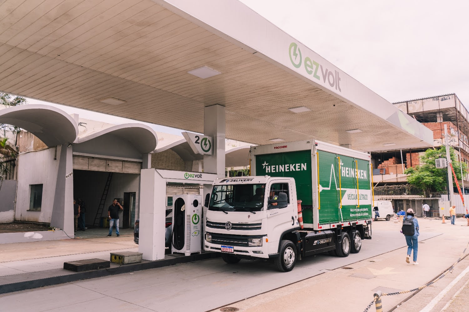 Imagem ilustrativa da notícia: VW Caminhões e Ônibus compõe aliança para ampliar eletropostos no Rio de Janeiro