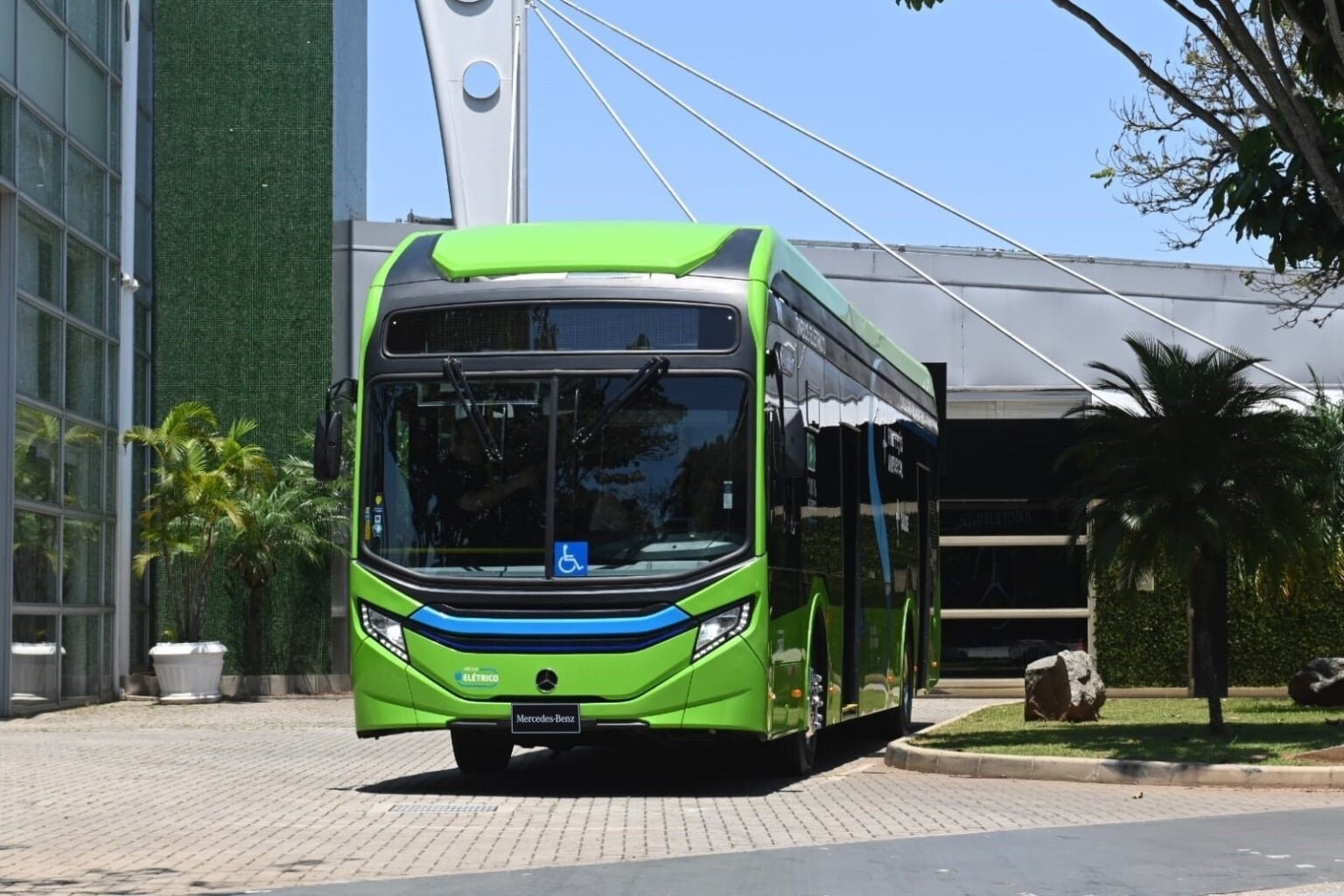 Imagem ilustrativa da notícia: Ônibus elétrico Mercedes-Benz é testado e aprovado em Salvador