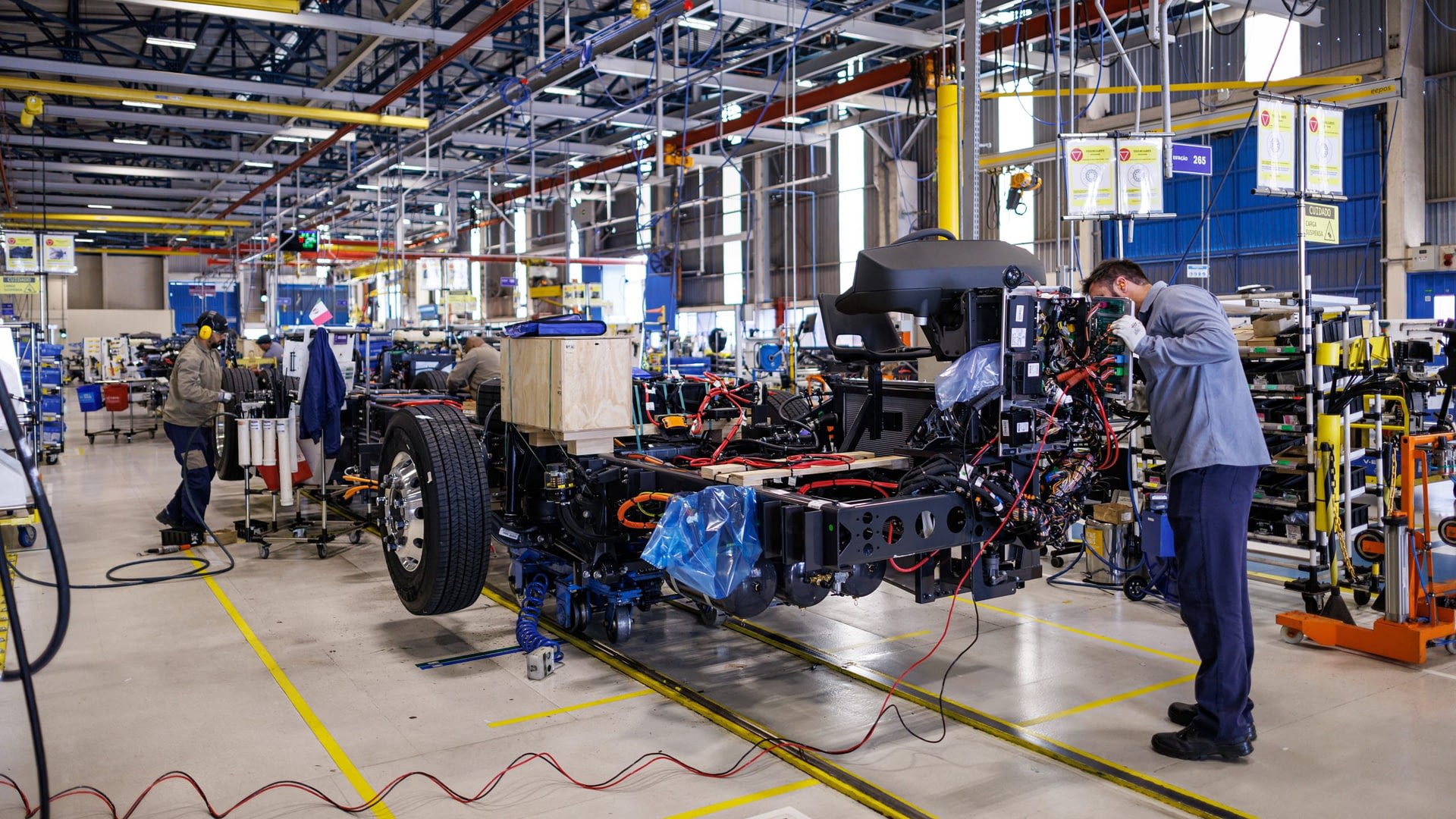 Imagem ilustrativa da notícia: Produção de chassis reage, mas vendas de ônibus seguem em queda