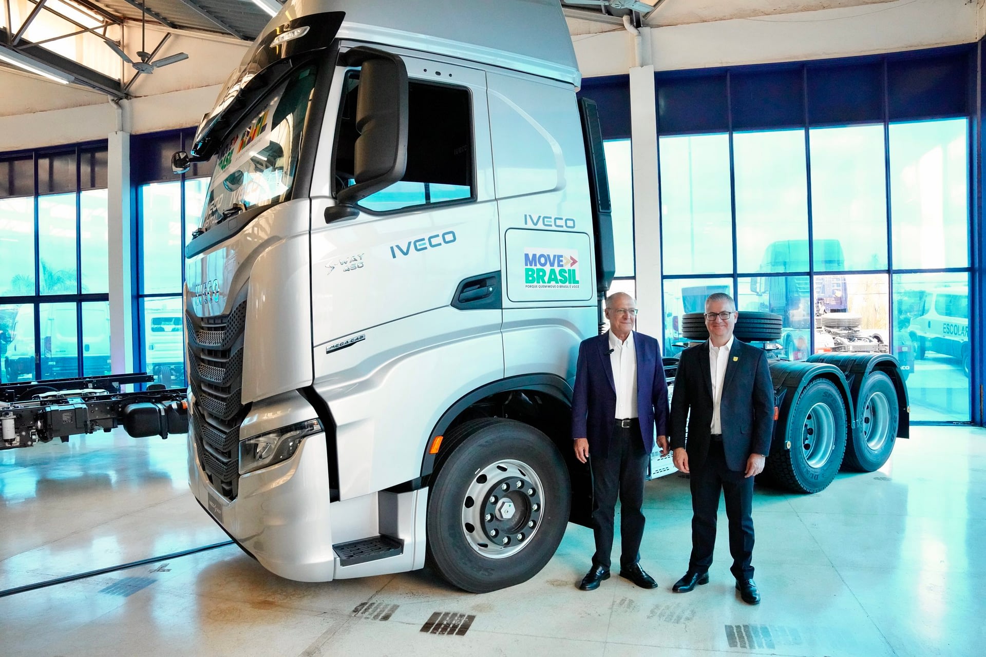 Imagem ilustrativa da notícia: Iveco entrega os primeiros caminhões vendidos pelo Move Brasil
