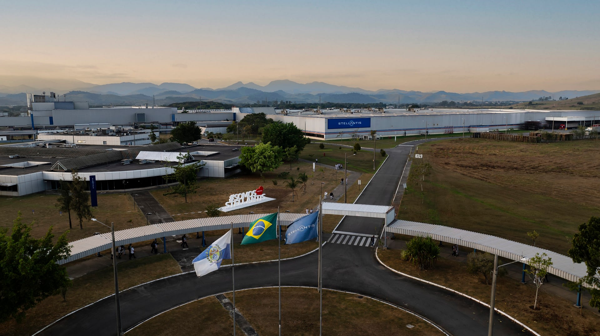 Imagem ilustrativa da notícia: Fábrica de Stellantis em Porto Real comemora 25 anos