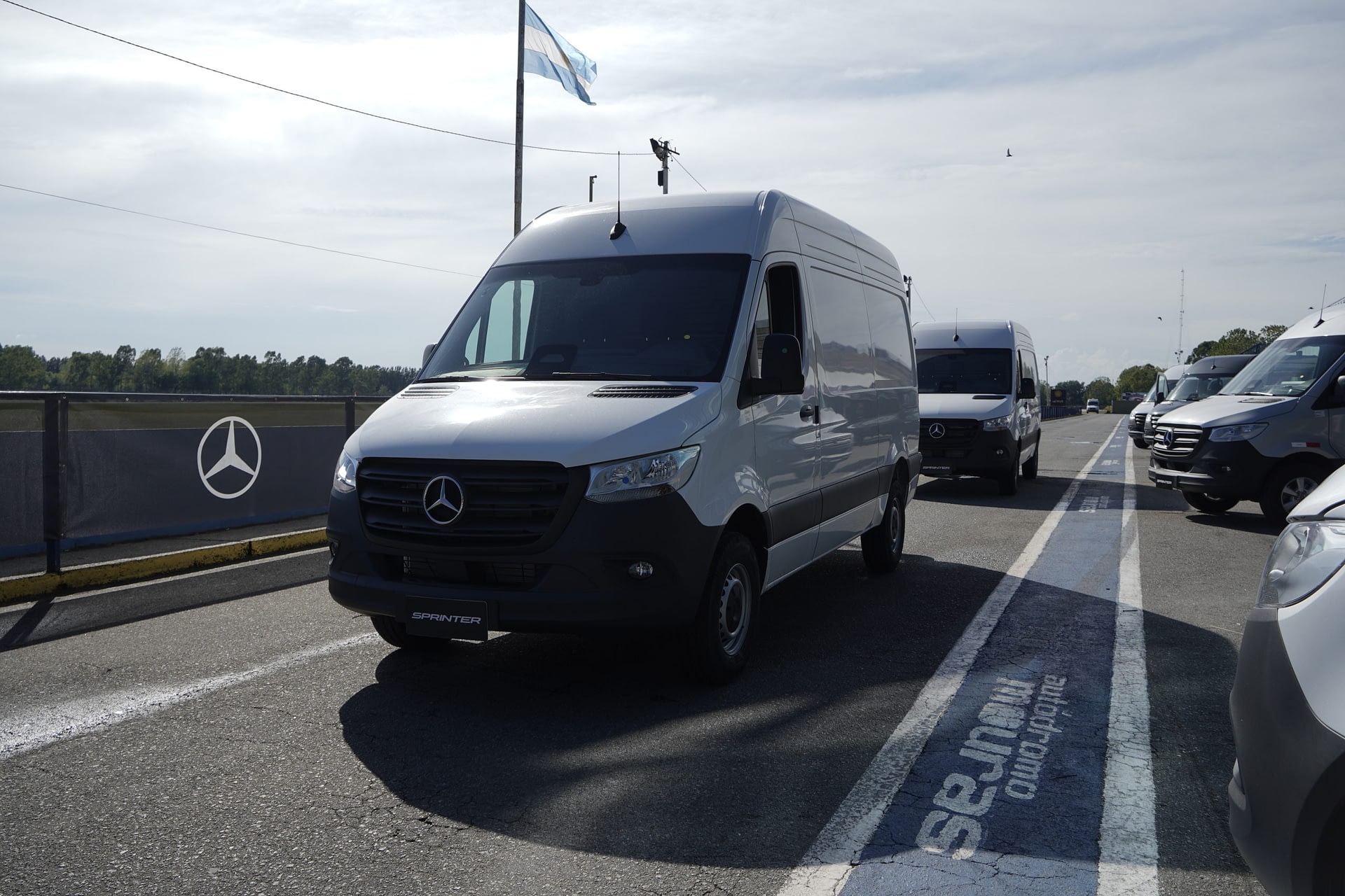 Imagem ilustrativa da notícia: Mercedes-Benz Sprinter ganha impulso com câmbio automático