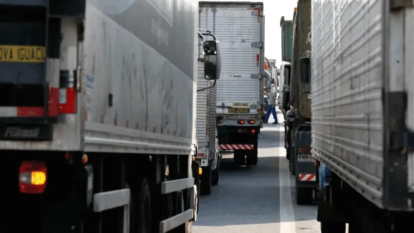 Imagem ilustrativa da notícia: Cenário do transporte é de incerteza mas ameaça de greve dos caminhoneiros foi postergada