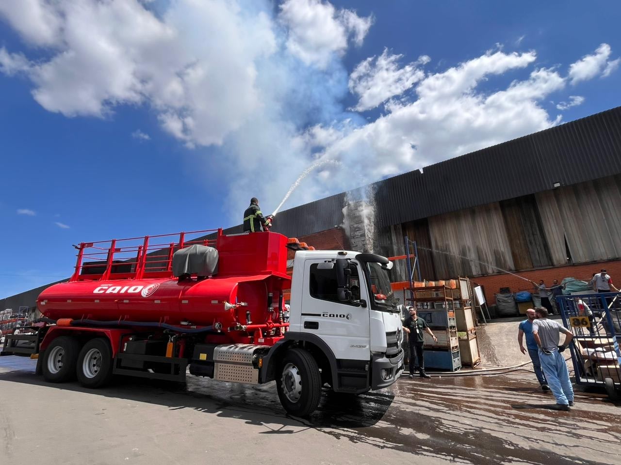 Imagem ilustrativa da notícia: Incêndio atinge fábrica da Caio em Botucatu