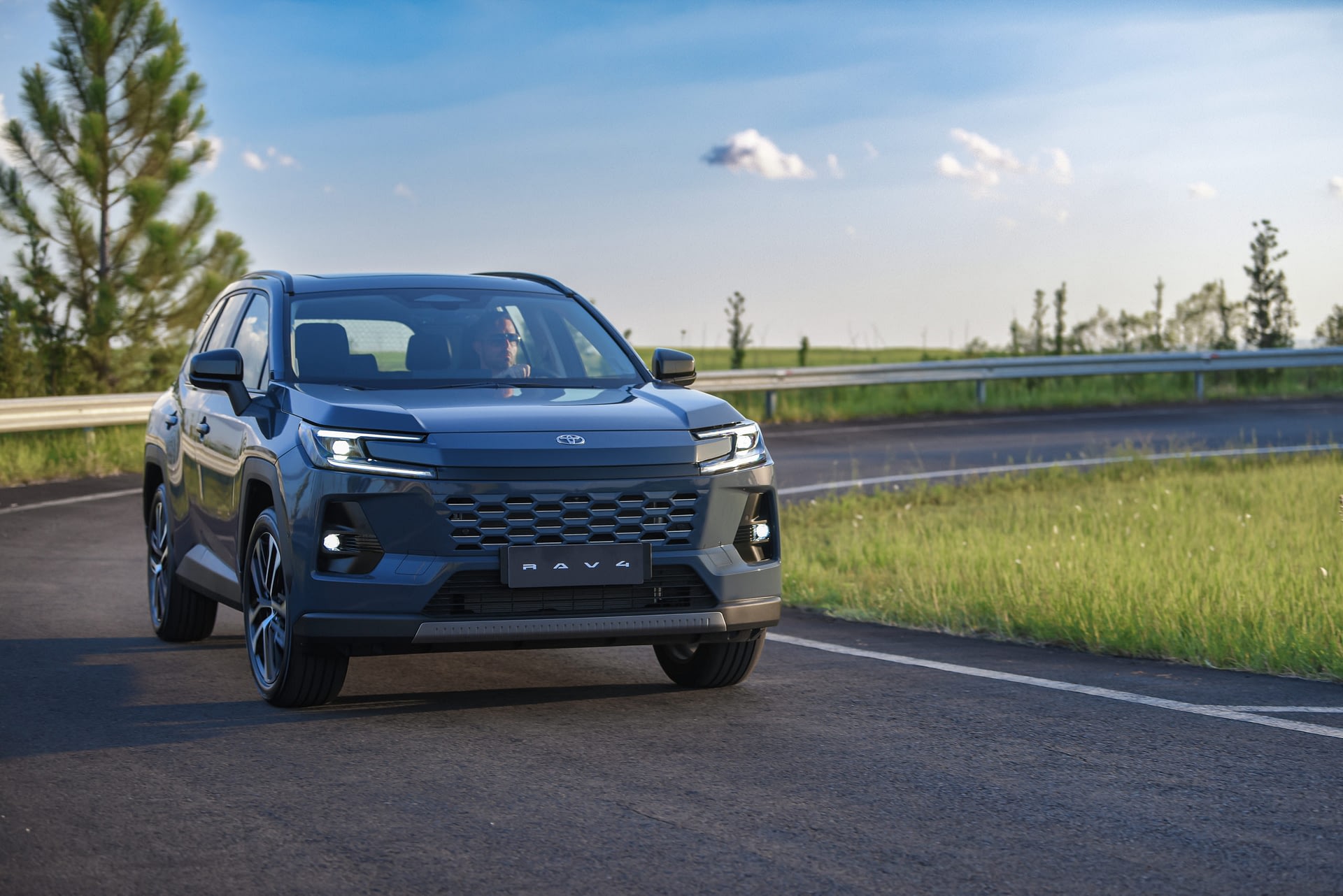 Imagem ilustrativa da notícia: Nova geração do Toyota RAV4 desembarca com sistema híbrido