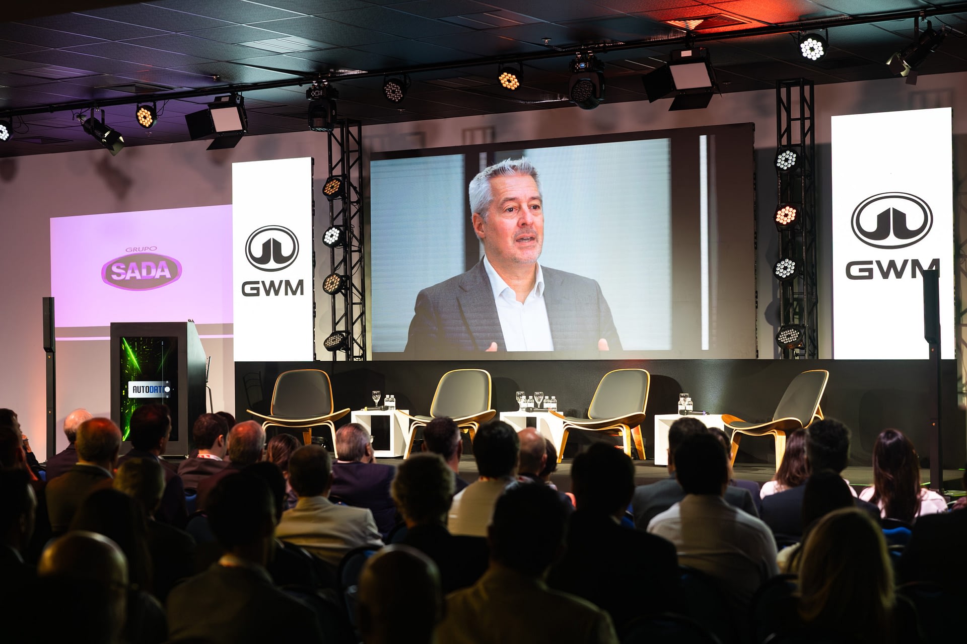 Imagem ilustrativa da notícia: Renault aposta em crescimento fora da Europa com ajuda da combustão