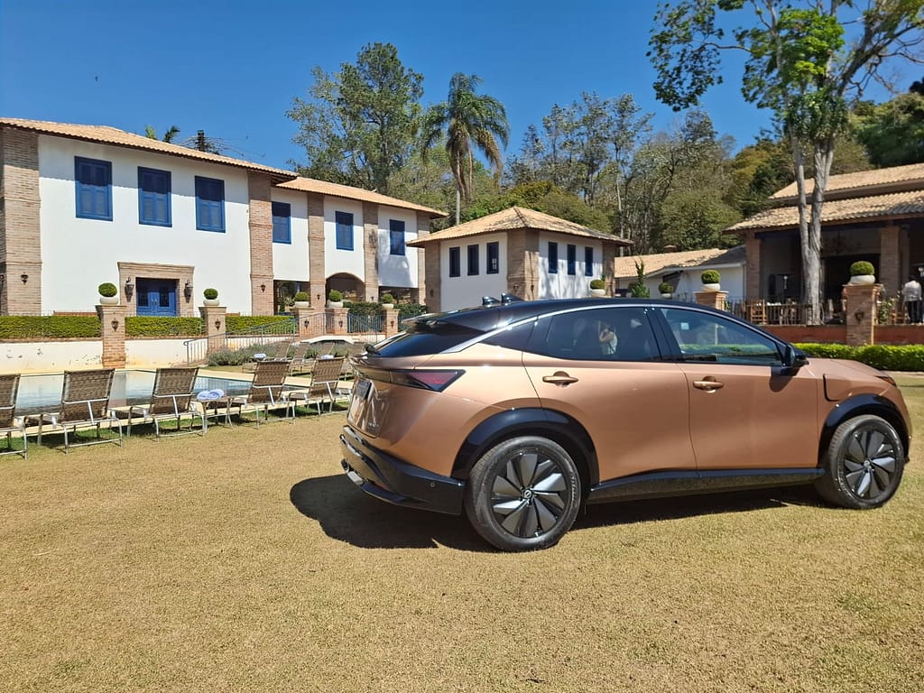 nissan ariya lateral