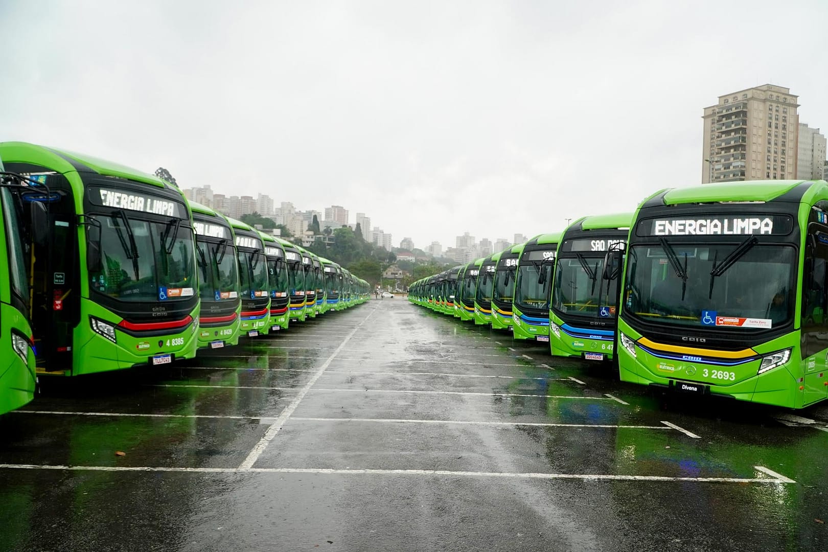 Enquanto o mercado de ônibus segue em retração em 2026, as fabricantes mantêm o ritmo de produção em alta. Entre janeiro e maio foram produzidas 13,9 mil unidades, crescimento de 7,1% em relação às 13 mil registradas no mesmo período do ano passado, segundo dados divulgados pela Anfavea. O desempenho das fábricas contrasta com o comportamento do mercado. Os emplacamentos somaram 8,1 mil unidades nos cinco primeiros meses do ano, volume 16,3% inferior ao registrado no mesmo intervalo de 2025. Apenas em maio foram licenciados 1,6 mil ônibus, queda de 21,8% sobre abril e de 17,5% na comparação com o mesmo mês do ano passado. Em maio, a produção alcançou 3 mil unidades, resultado praticamente estável em relação a abril, com leve recuo de 3,9%, mas ainda 1,9% superior ao registrado em maio de 2025. A diferença entre o desempenho das linhas de montagem e o ritmo das vendas indica que a indústria mantém uma expectativa positiva para os próximos meses. O segmento está entre os que devem ser beneficiados pelas novas linhas de crédito do programa Move Brasil 2. Em seu balanço mensal, a Anfavea afirmou que "espera-se uma melhora para estes dois segmentos com o ingresso de recursos de financiamento facilitado dentro do programa Move Brasil 2", em referência aos mercados de caminhões e ônibus. Exportações também recuam O cenário mais fraco da demanda também aparece nos embarques ao exterior. Em maio foram exportados 2,6 mil veículos pesados, categoria que engloba caminhões e ônibus, volume 13,4% inferior ao de abril e 29,9% menor do que o registrado no mesmo mês de 2025. No acumulado do ano, as exportações de veículos pesados totalizam 11 mil unidades, resultado 19,6% inferior ao observado nos cinco primeiros meses do ano passado. Ônibus prefeitura